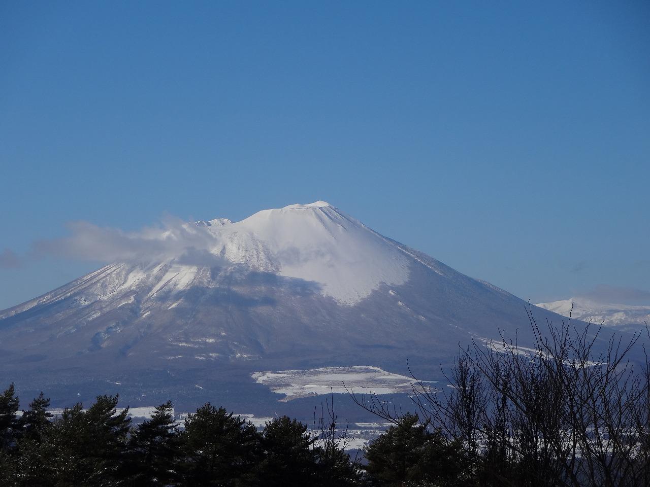 姫神山一本杉登山口周辺から見る岩手山（写真＝Yamakaeru）